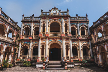 Fototapeta na wymiar Castillo antiguo de arquitectura colonial