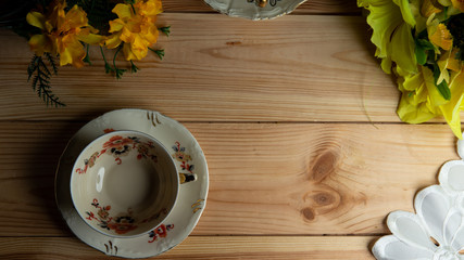 Kompozycja filiżanki na tle sosnowego stołu. © Mariusz