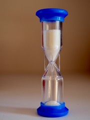 hourglass with blue edges 