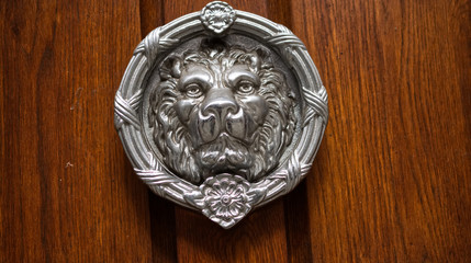Silber Lion head door knocker.