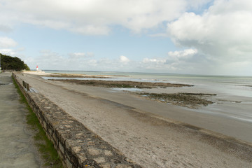 Fototapeta na wymiar Le phare au bout de la Plage de Langor à Loctudy dans le Finistère en Bretagne