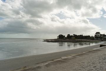 Un cap s'avance dans la mer à la Plage de Langor à Loctudy dans le Finistère en Bretagne