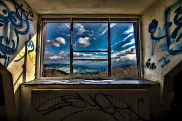 Lost Place mit Aussicht auf die belgischen Ardennen