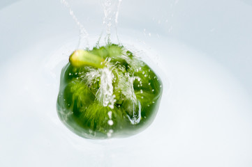 Poivron vert dans l'eau