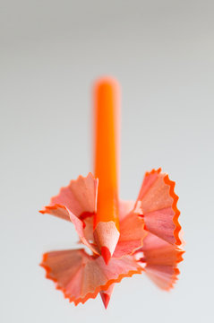 Pelures de crayons bleu et orange