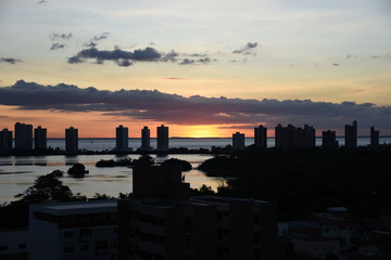 Obraz na płótnie Canvas sunrise over the city