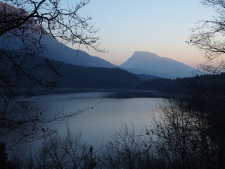 Blick auf den Molvenosee in Italien