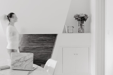 Travailler chez soi et marcher dans le salon