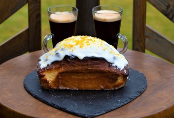 Lemon drizzle and two latte coffees, in the garden 3, in April 2020.