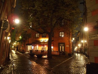 Verregnetes Kopfsteinpflaster in den Straßen von Stockholm