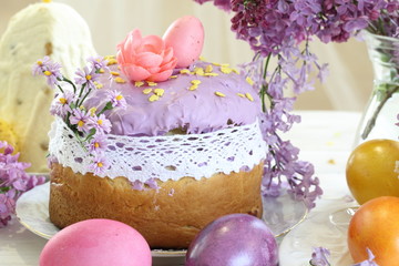 Obraz na płótnie Canvas Still life with Easter cakes and lilacs