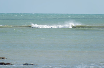 Puissance d'une vague venant du large et qui va s'échouer sur la plage du village de pêcheurs de Loctudy en Bretagne dans le Finistère