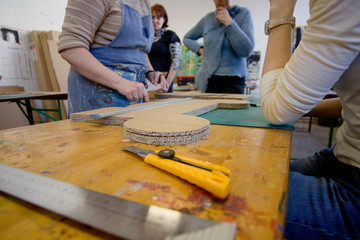 Atelier de recyclage pour fabriquer des meubles en carton