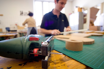 Atelier de recyclage pour fabriquer des meubles en carton