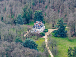 vue aérienne d'un château à Celles-les-Bordes dans les Yvelines en France