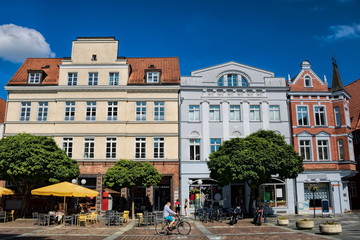 Obraz premium güstrow, deutschland - alte häuser am marktplatz in der altstadt.