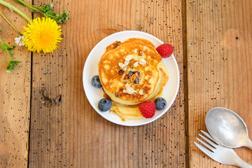 Pfannkuchen Pancakes mit frischen Früchten 