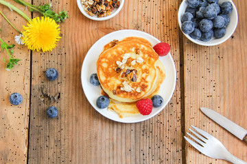Pfannkuchen Pancakes mit Blaubeeren Beeren Heidelbeeren