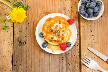 Pfannkuchen Eierpfannkuchen Pancakes mit frischen Früchten