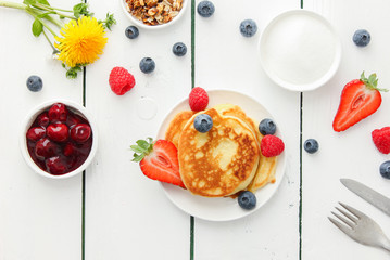 Pancakes Pfannkuchen Eierpfannkuchen Frühstück frische Früchte