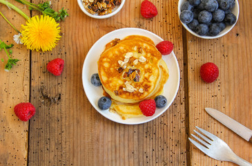 Pfannkuchen Pancakes mit frischen Früchten Blaubeeren Himbeeren