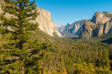 Tunnel View Point in Yosemite National Park with El Capitan, Cathedral Rocks and the Half Dome in the background