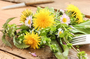Wildkräuter essbare Blüten Salat Tisch Brett wilde Kräuter