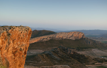 Fotografia de un acantilado con un coche encima
