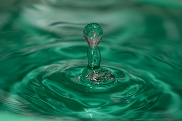 Fotografia de una gota de agua al caer 