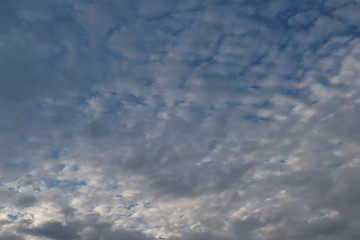 The sky that doesn't have many clouds