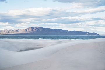 Fototapeta na wymiar Dunes, sea and mountains in Mexico