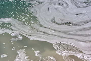 abwasser mit schaum und chemie