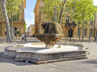 Fontaine Moussue, cours Mirabeau à Aix en Provence en plein confinement des citoyen français
