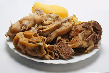 hueso y carne cocidos, ingredientes para hacer sopa
