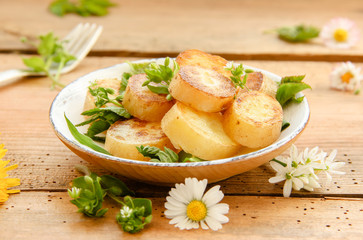 Bratkartoffeln mit Wildkräutern essbaren Blüten Kartoffeln mit Kräutern 