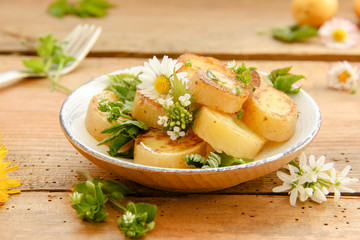 Wildkräuter Salat Kartoffelsalat mit Kräutern Wildkräutersalat Kartoffel Bratkartoffeln 