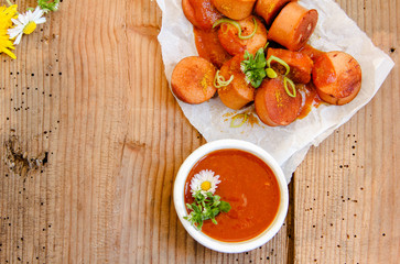 Wurst mit Sauce Tomatensauce Curry Tomate Fast Food Top View overhead