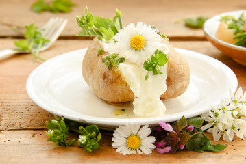 Ofenkartoffel gebackene Kartoffel mit Quark Kräutern Wildkräutern essbare Blüten