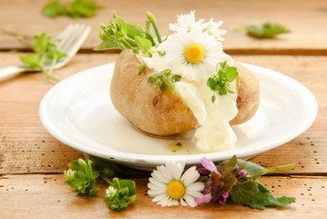 Ofenkartoffel gebackene Kartoffel mit Quark Kräutern und Wildkräuter essbare Blüten