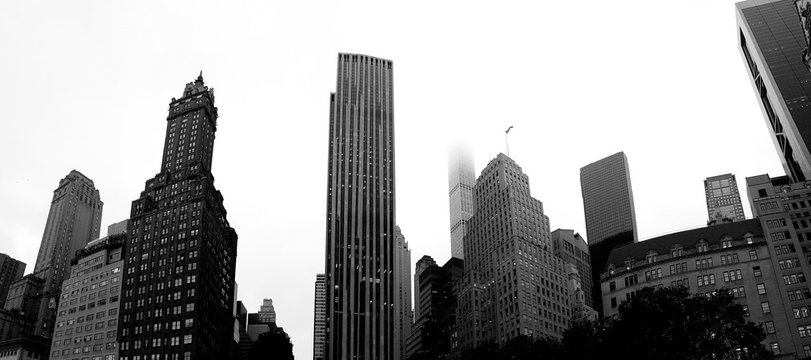 Bajo los edificios de nueva york en blanco y negro.