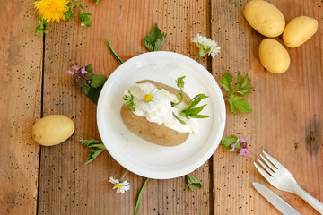 Ofenkartoffel mit Quark und Kräutern