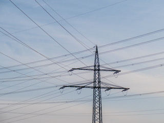 Strommasten im Feld