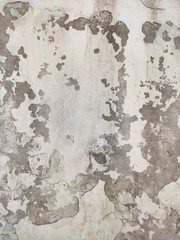 Grijze betonnen textuur oude muur met afbladderende verf, krassen en scheuren