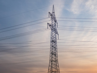 Strommasten bei Sonnenuntergang