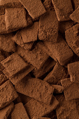 Trozos de chocolate cubiertos de cacao