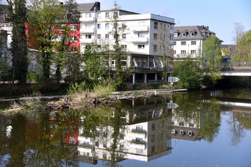 Fototapeta na wymiar Wohnen am Ufer der Lahn mit Spiegelung im Wasser 