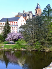 Fototapeta na wymiar Park am Ufer der Lahn mit Wetzlarer Dom im Hintergrund