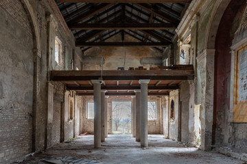 Fototapeta na wymiar Vecchio monastero abbandonato nelle campagne