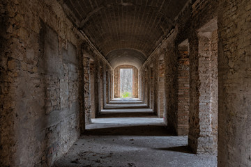 Vecchio monastero abbandonato nelle campagne