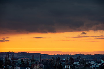 Obraz premium Beautiful sundawn twilight over the city. Horizont, sky with clouds.